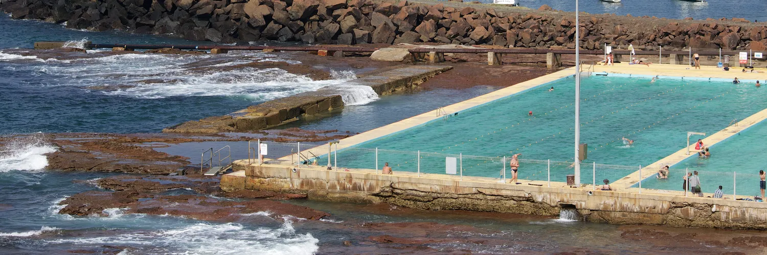 Wollongong harbour and breakwater lighthouse